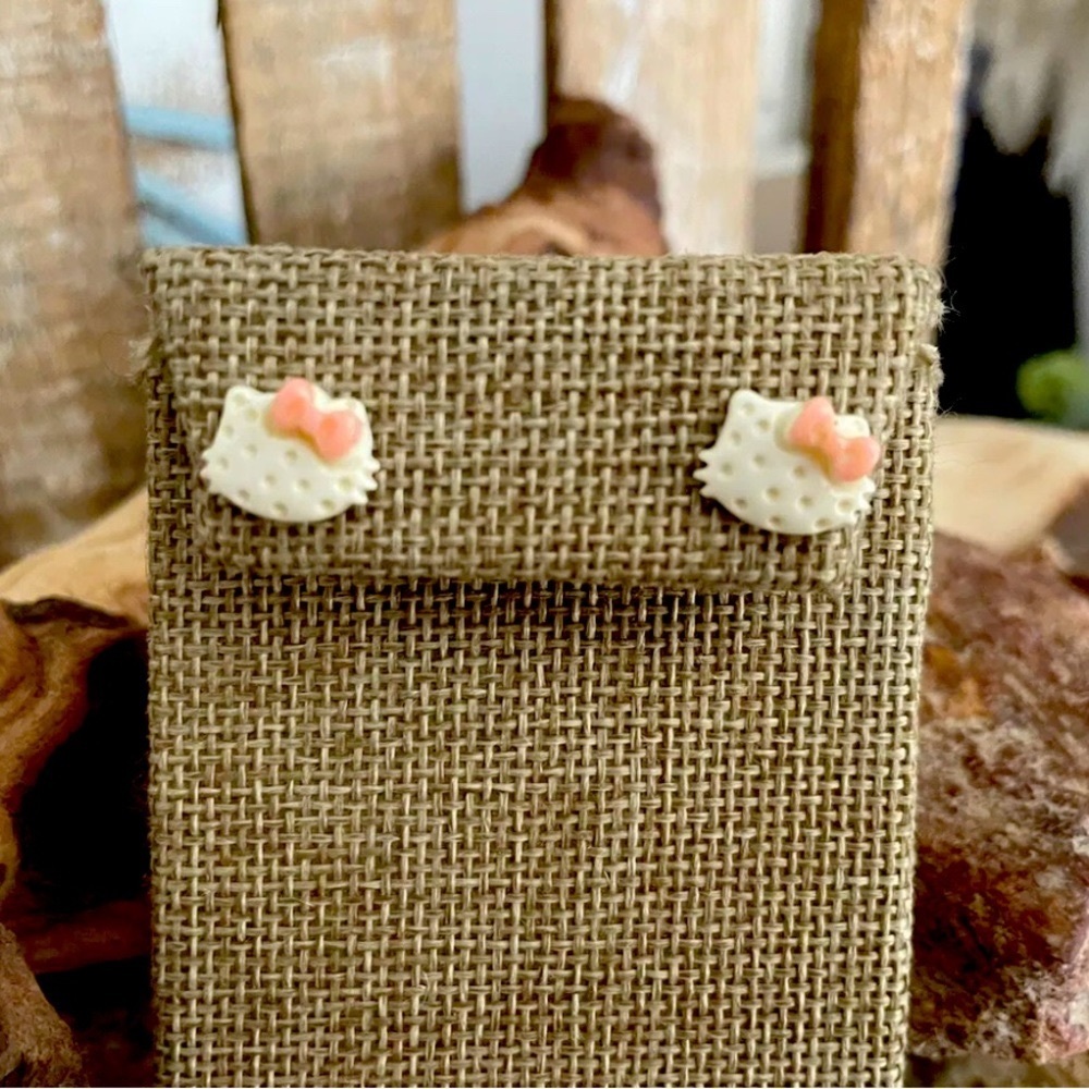 Adorable Tiny Bow Hello Kitty Cat Kitten Stud Earrings NWT!